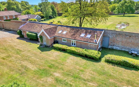 The Pottage: Gras, Huis, Landschap, Struik, Huis, Plain, Woongebied, Land Lot, Landgoed