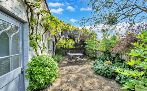 The Pottage: Vegetation, Struik, Plantengemeenschap, Tuin, Groundcover, Flagstone, Werf, Landscaping, Gang