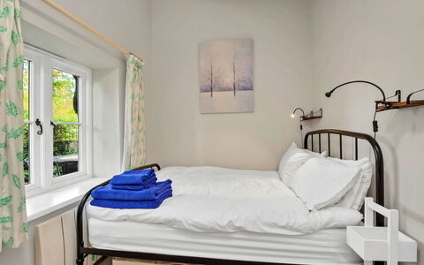 The Pottage: Bed, Meubilair, Slaapkamer, Interieur Ontwerp, Bedding, Laken, Verdieping, Hout, Linens, Flooring