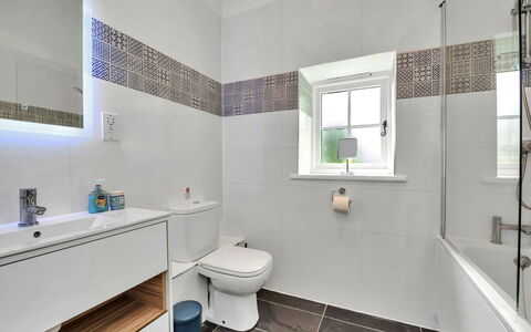 The Pottage: Badkamer, Interieur Ontwerp, Flooring, Loodgieterswerkinrichting, Muur, Verdieping, Toilet, Wc Bril, Tegel, Kraan