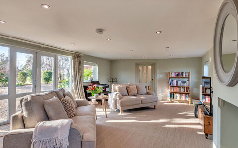 The Old Windmill: Meubilair, Interieur Ontwerp, Bankstel, Flooring, Muur, Verdieping, Hout, Plafond, Woonkamer, Kamer