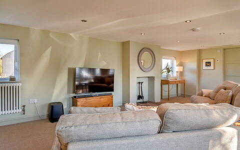 The Old Windmill: Meubilair, Interieur Ontwerp, Flooring, Verdieping, Hout, Plafond, Bankstel, Kamer, Woonkamer, Verlichting