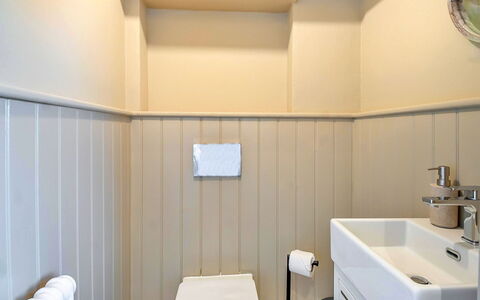 The Old Windmill: Muur, Badkamer, Loodgieterswerkinrichting, Interieur Ontwerp, Flooring, Loodgieter, Verdieping, Kraan, Toilet, Wastafel In De Badkamer