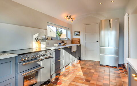 The Old Windmill: Keuken, Toestel Van De Keuken, Countertop, Major Appliance, Flooring, Cabinetry, Huishoudapparatuur, Interieur Ontwerp, Fornuis, Meubilair