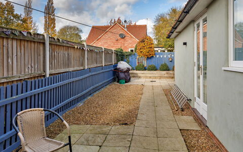 The Chapel: Muur, Woongebied, Huis, Samengesteld Materiaal, Hek, Home Schermen, Backyard, Steen, Gang, Tuin