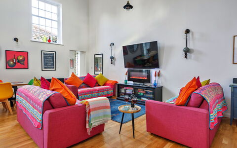 The Chapel: Meubilair, Interieur Ontwerp, Bankstel, Flooring, Muur, Woonkamer, Verdieping, Kamer, Plafond, Hout