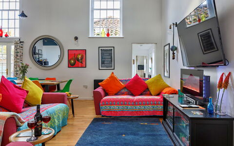 The Chapel: Meubilair, Interieur Ontwerp, Bankstel, Muur, Flooring, Woonkamer, Verdieping, Plafond, Kamer, Verlichting