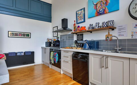 The Chapel: Keuken, Toestel Van De Keuken, Major Appliance, Flooring, Interieur Ontwerp, Countertop, Meubilair, Verdieping, Fornuis, Plafond
