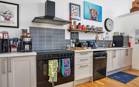 The Chapel: Toestel Van De Keuken, Keuken, Major Appliance, Countertop, Interieur Ontwerp, Meubilair, Fornuis, Flooring, Huishoudapparatuur, Cabinetry
