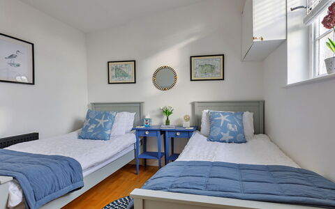 The Chapel: Bed, Meubilair, Interieur Ontwerp, Slaapkamer, Bedding, Verdieping, Laken, Flooring, Hout, Kamer