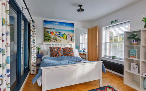 The Chapel: Meubilair, Interieur Ontwerp, Bed, Slaapkamer, Bedding, Flooring, Laken, Verdieping, Kamer, Plafond