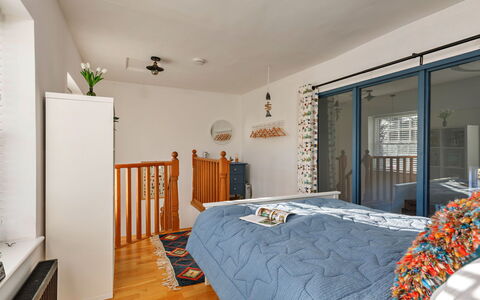 The Chapel: Meubilair, Interieur Ontwerp, Flooring, Muur, Verdieping, Slaapkamer, Hout, Plafond, Bed, Kamer