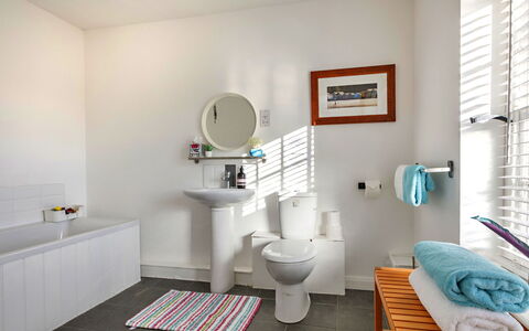 The Chapel: Wc Bril, Badkamer, Loodgieterswerkinrichting, Flooring, Toilet, Interieur Ontwerp, Verdieping, Wastafel, Wastafel In De Badkamer, Kraan