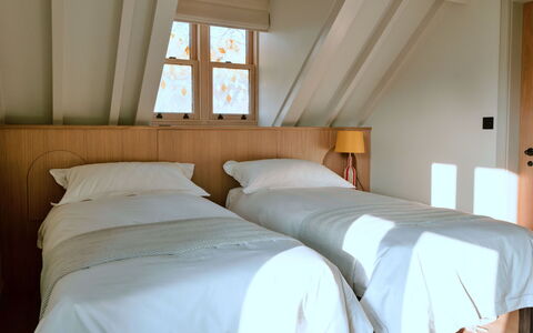 Arc Next-The-Sea: Bed, Meubilair, Slaapkamer, Bedding, Laken, Interieur Ontwerp, Hout, Verdieping, Flooring, Linens