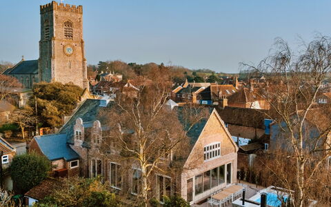 Arc Next-The-Sea: Lucht, Struik, Huis, Dak, Huis, Verblijf, Landgoed, Spire, Landscaping, Toren
