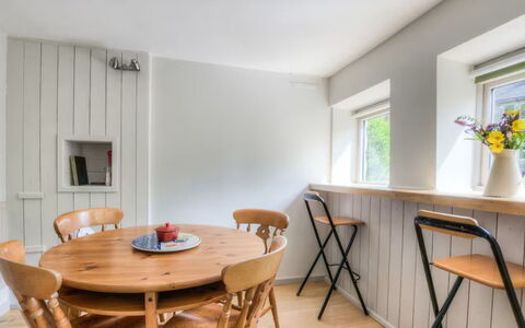 Town End Barn: Meubilair, Flooring, Interieur Ontwerp, Verdieping, Muur, Hout, Tafel, Keuken En Eettafel, Stoel, Eetkamer