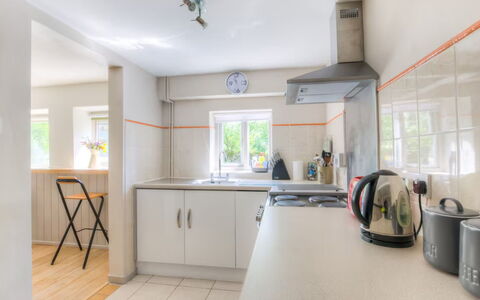 Town End Barn: Keuken, Interieur Ontwerp, Countertop, Flooring, Plafond, Verdieping, Major Appliance, Cabinetry, Meubilair, Toestel Van De Keuken