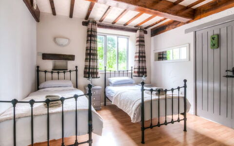 Town End Barn: Bed, Slaapkamer, Meubilair, Bedding, Laken, Hout, Interieur Ontwerp, Bed Frame, Linens, Verdieping