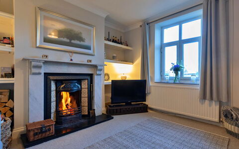 Ingersley Cottage: Hout, Interieur Ontwerp, Flooring, Haard, Verdieping, Meubilair, Woonkamer, Huis, Kamer, Plafond