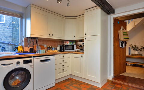 Ingersley Cottage: Toestel Van De Keuken, Major Appliance, Keuken, Flooring, Countertop, Hout, Interieur Ontwerp, Cabinetry, Verdieping, Huishoudapparatuur