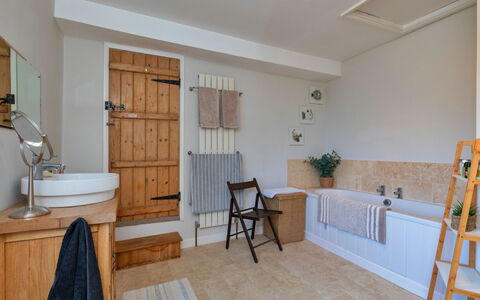 Ingersley Cottage: Flooring, Interieur Ontwerp, Loodgieterswerkinrichting, Verdieping, Loodgieter, Kraan, Badkamer, Meubilair, Badkamerkast, Kamer