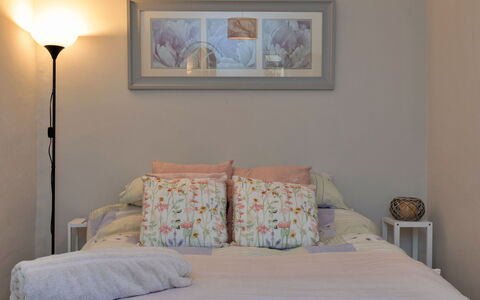 Ingersley Cottage: Bed, Meubilair, Bedding, Slaapkamer, Interieur Ontwerp, Laken, Muur, Linens, Kamer, Kussen