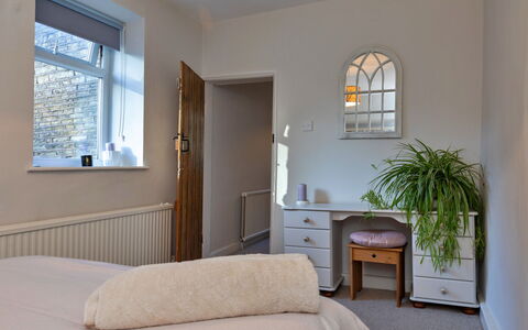 Ingersley Cottage: Meubilair, Bed, Interieur Ontwerp, Slaapkamer, Muur, Bedding, Laken, Hout, Flooring, Verdieping