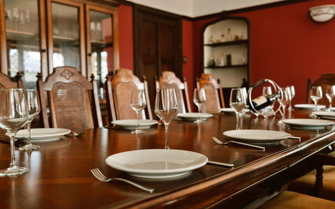 Greenacres: Meubilair, Tafel, Eetkamer, Stoel, Keuken En Eettafel, Hout, Interieur Ontwerp, Flooring, Verlichting, Bruin