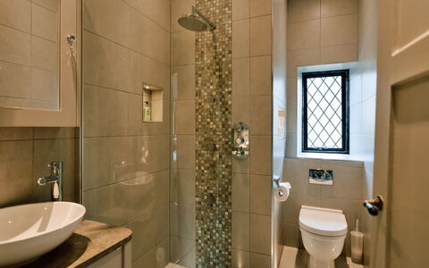 Greenacres: Badkamer, Interieur Ontwerp, Loodgieterswerkinrichting, Flooring, Muur, Verdieping, Toilet, Tegel, Spiegel, Huis