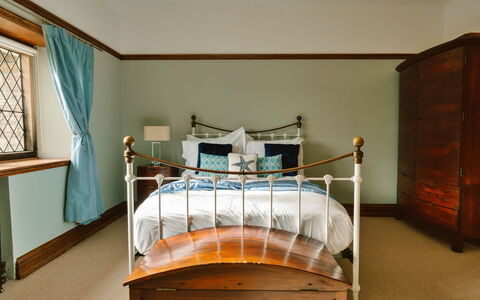 Greenacres: Meubilair, Interieur Ontwerp, Bed, Slaapkamer, Muur, Hout, Bedding, Laken, Flooring, Plafond