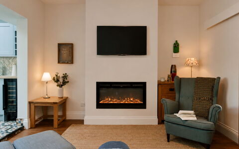 2 Haywood View: Interieur Ontwerp, Hout, Meubilair, Haard, Flooring, Kamer, Verdieping, Houten Vloer, Woonkamer, Fotolijst