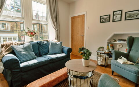 2 Haywood View: Meubilair, Interieur Ontwerp, Flooring, Bankstel, Verdieping, Hout, Woonkamer, Kamer, Textiel, Appartement