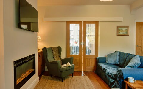 2 Haywood View: Meubilair, Interieur Ontwerp, Flooring, Verdieping, Bankstel, Muur, Kamer, Hout, Plafond, Woonkamer
