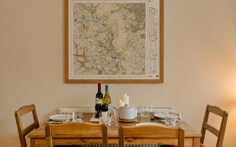 2 Haywood View: Meubilair, Muur, Tafel, Interieur Ontwerp, Eetkamer, Hout, Keuken En Eettafel, Stoel, Flooring, Tableware