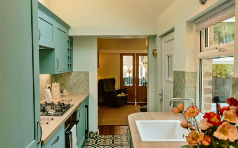 2 Haywood View: Keuken, Interieur Ontwerp, Countertop, Meubilair, Flooring, Cabinetry, Hout, Toestel Van De Keuken, Verdieping, Plafond