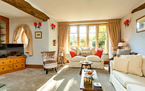 Dunford Barn: Meubilair, Interieur Ontwerp, Hout, Bankstel, Huis, Woonkamer, Verlichting, Huis, Kamer, Plafond
