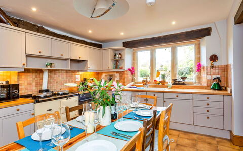 Dunford Barn: Meubilair, Interieur Ontwerp, Keuken, Hout, Plafond, Flooring, Countertop, Cabinetry, Verlichting, Kamer