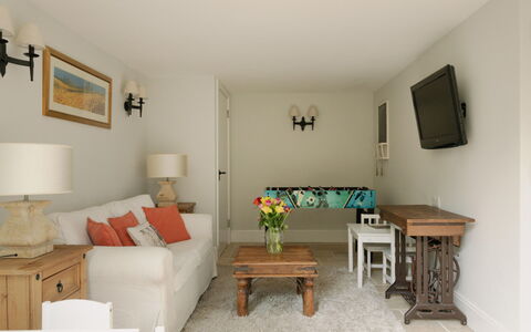 Dunford Barn: Meubilair, Interieur Ontwerp, Muur, Hout, Bankstel, Flooring, Kamer, Verdieping, Plafond, Woonkamer