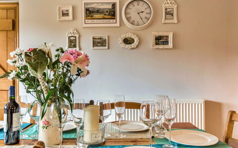 Dunford Barn: Meubilair, Interieur Ontwerp, Hout, Tafel, Eetkamer, Tableware, Textiel, Verlichting, Kamer, Fotolijst