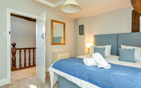 Dunford Barn: Meubilair, Muur, Slaapkamer, Bed, Hout, Verdieping, Interieur Ontwerp, Flooring, Plafond, Bedding