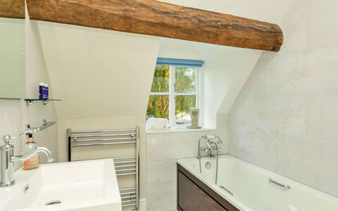 Dunford Barn: Interieur Ontwerp, Flooring, Loodgieterswerkinrichting, Verdieping, Plafond, Bad, Loodgieter, Huis, Kraan, Badkamer