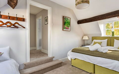 Dunford Barn: Meubilair, Interieur Ontwerp, Bed, Muur, Slaapkamer, Flooring, Hout, Plafond, Kamer, Verdieping