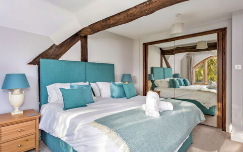 Dunford Barn: Meubilair, Interieur Ontwerp, Bed, Slaapkamer, Kamer, Verdieping, Flooring, Bedding, Hout, Plafond