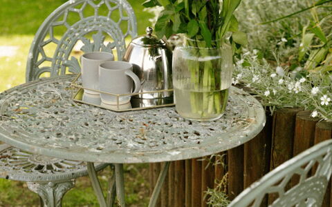 Dunford Barn: Meubilair, Buitenmeubels, Tafel, Buitentafel, Stoel, Tuin, Patio, Koffietafel, Backyard, Bloempot