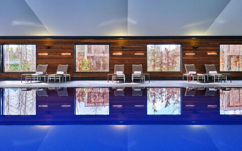 The Glass House at the Lakes by Yoo: Zwembad, Plafond, Toevlucht, Stoel, Reflectie, Hotel, Eco Hotel, Buitenmeubels, Waterpartij