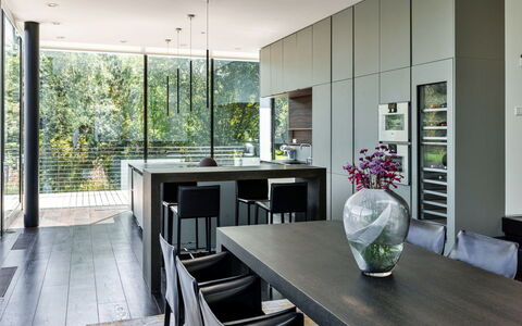 The Glass House at the Lakes by Yoo: Meubilair, Interieur Ontwerp, Flooring, Verdieping, Hout, Stoel, Keuken En Eettafel, Tafel, Plafond, Keuken