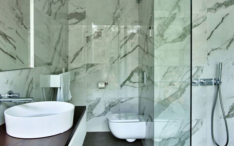 The Glass House at the Lakes by Yoo: Interieur Ontwerp, Muur, Flooring, Loodgieterswerkinrichting, Badkamer, Verdieping, Kraan, Architectuur, Loodgieter, Plafond