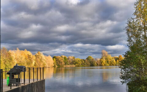 The Glass House at the Lakes by Yoo: Lucht, Blauw, Water, Zwemwater, Boom, Natuur, Wolk, Afdeling, Natuurlijk Landschap, Waterweg