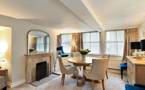 Aarons: Meubilair, Interieur Ontwerp, Flooring, Plafond, Verdieping, Kamer, Verlichting, Bankstel, Huis, Tafel