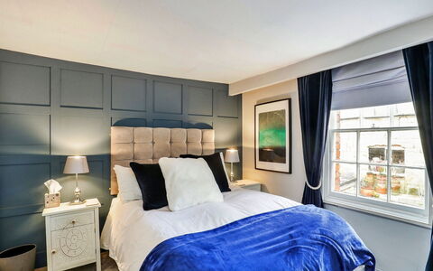 Aarons: Meubilair, Interieur Ontwerp, Slaapkamer, Bed, Flooring, Bedding, Laken, Plafond, Verdieping, Kamer